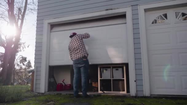 Low Angle Shot Guy Opening Rolling Garage Door Bright Sunny — Vídeos de Stock