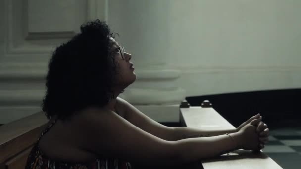Beautiful Black Woman Praying Church — Vídeo de Stock