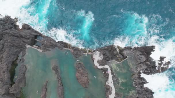 Vista Aérea Pessoas Nadando Natação Natural Rocha Lava Porto Moniz — Vídeo de Stock