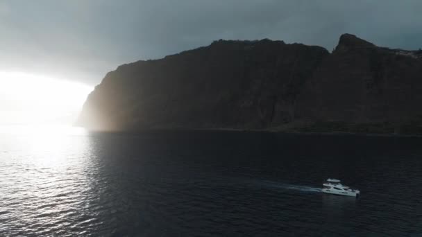 Luxurious Catamaran Yacht Sailing Serene Seascape Sunrise Funchal Bay Madeira — Stock video