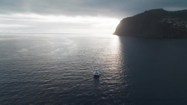 Idyllic Seascape Cruising Catamaran Yacht Sunset Funchal Bay Madeira Island — Vídeo de Stock