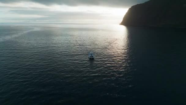 Dramatisch Uitzicht Een Catamaran Boottocht Tijdens Schemering Buurt Van Funchal — Stockvideo