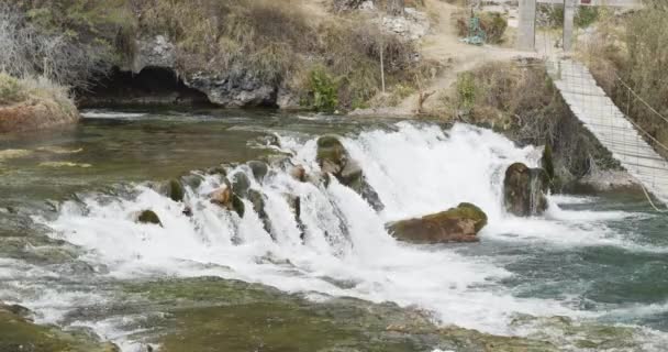 Huacaya Krásný Vodopád Přes Skály Most — Stock video