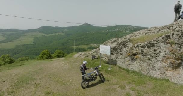 Motorcyclist Preparing Road Cruise Wild Forested Valley — Vídeos de Stock