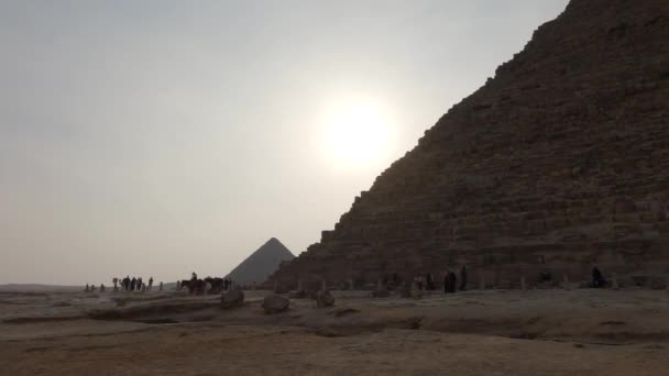 Vackra Pyramid Silhouette Vid Giza Pyramid Complex Starkt Solljus Genom — Stockvideo