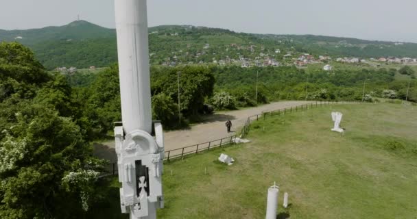 Seorang Turis Yang Mengunjungi Memorial Junkers Desa Kecil Terdekat Kojori — Stok Video