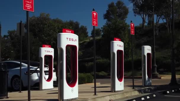 Multi Bay 150 Kilowat Tesla Supercharger Station Open Empty Stalls — Stockvideo