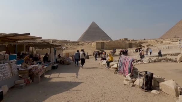 Souvenir Stalls Giza Pyramid Complex Tourists Walking Panning Shot — Stock videók