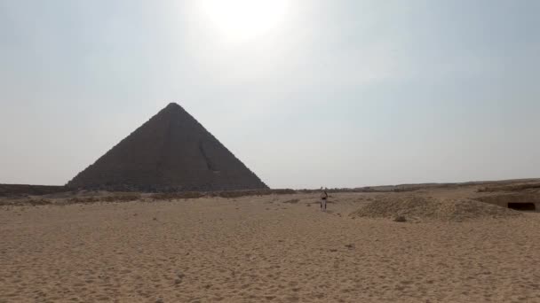 Tourist Couple Walking Sand Pyramid Menkaure Egypt Panning Shot — Stock video