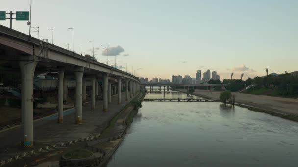 东堡高速公路 昌达哥二桥和远眺韩汉江公寓的盆景大桥下的混凝土柱子 — 图库视频影像