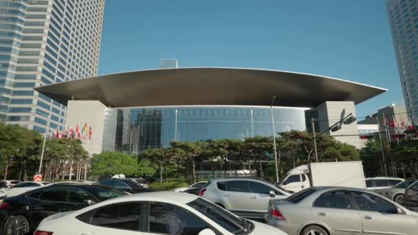 首尔Gangnam区Coex会议中心附近的一条大路上 汽车在塞车中停下 — 图库视频影像