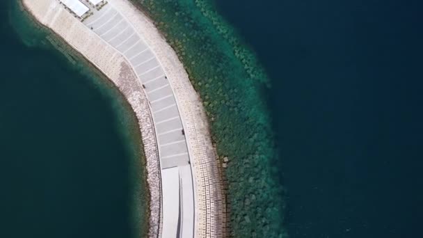 Breakwater Hava Görüntüsü Lustica Körfezi Resort Marina Dan Jetty Açığa — Stok video