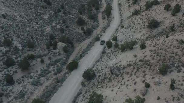 Drone Shot Truck Driving Desert Drone Shot Truck Driving Dirt — Stockvideo