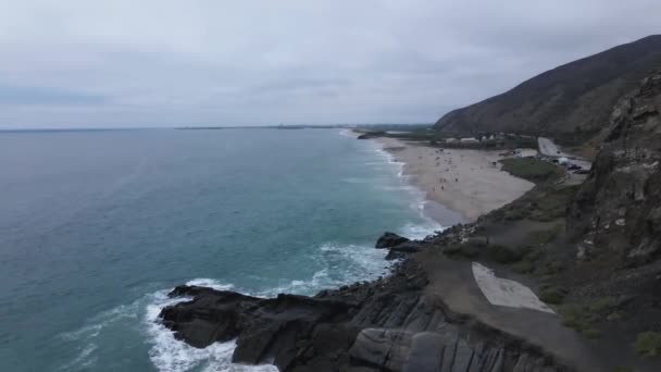 Aerial Footage Malibu Cliff Beach Shore Gloomy Day — Αρχείο Βίντεο