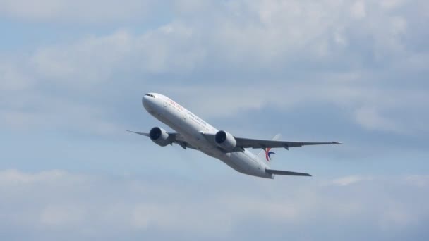 China Eastern Boeing B777 Taking Cotton Ball Clouds — Vídeos de Stock