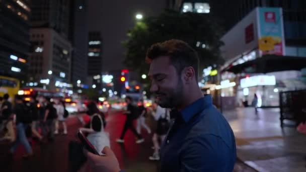 Egy Férfi Aki Éjjel Zebrán Sétáló Telefont Használ Boldog Szakállas — Stock videók