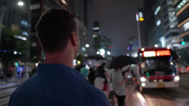 Mann Wartet Bei Regen Bushaltestelle Bahnhof Gangnam Der Nacht Der — Stockvideo