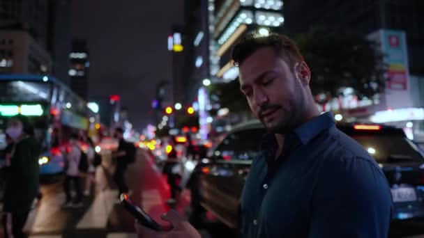 Hombre Tiene Una Cara Preocupada Usando Teléfono Cruce Lleno Gente — Vídeos de Stock