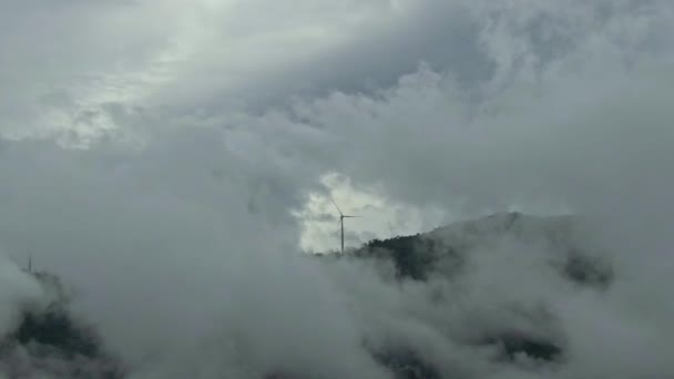 Scenic Beautiful Epic Cloudy Shot Windmill Top Mountain — Vídeos de Stock