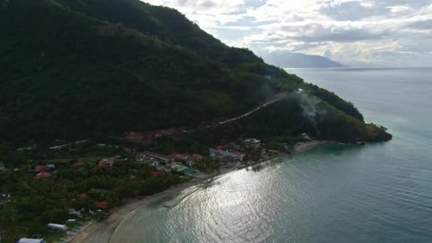 Beautiful Aerial Side Drone Shot Calm Sea Seashore Mountain Side — Wideo stockowe