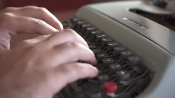 Man Typing Mechanical Desktop Máquina Escrever Perto — Vídeo de Stock