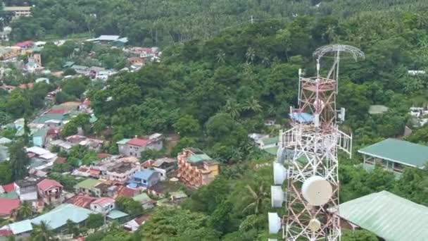 Filipinler Puerto Galerisi Nden Ağaçlarla Çevrili Sinyal Kulesinin Evlerin Binaların — Stok video