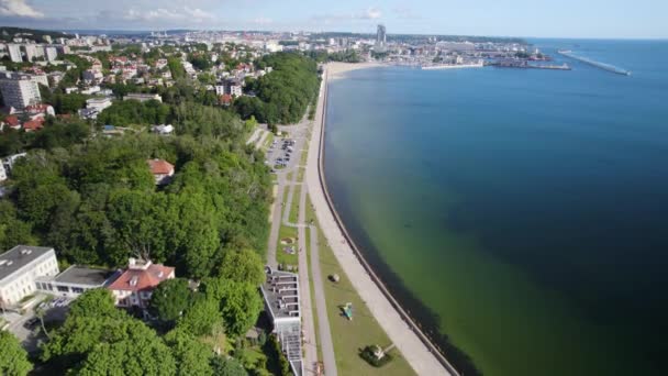 Aerial Backwards Flight Showing Downtown Gdynia City Background Beautiful Shoreline — Wideo stockowe