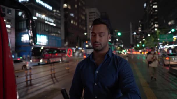 Caucasian Man Waiting Bus Night Gangnam Busy Young Man Checks — Stok Video