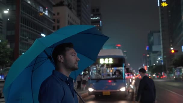 Man Blue Umbrella Walking Crosswalk Gangnam Station Bus Stop Seoul — Wideo stockowe