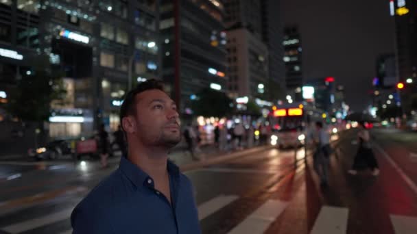 Pensativo Inspirado Jovem Atravessando Uma Estrada Distrito Gangnam Seul Olhando — Vídeo de Stock