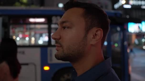 Обличчям Чоловіка Гуляв Автобусним Вокзалом Вночі Сеул — стокове відео