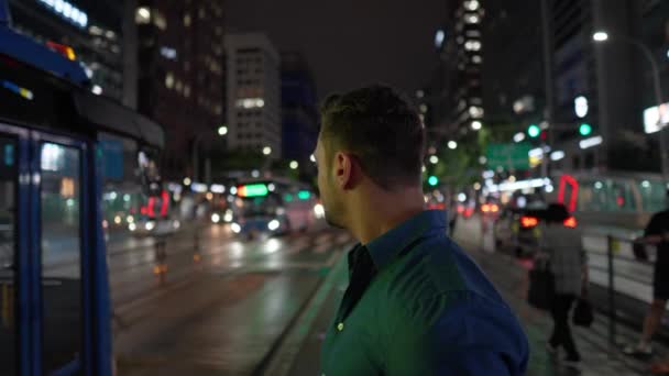 Porträt Eines Mannes Der Nachts Der Innenstadt Von Seoul Einer — Stockvideo