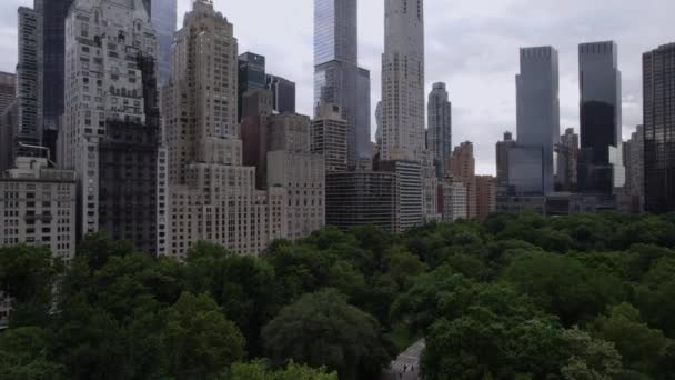Aerial View Rising Central Park Front High Rise Midtown Nyc — Video