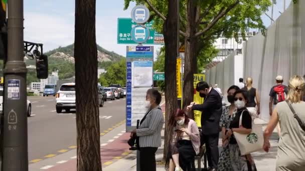 Slow Motion Shot Korea Commuter Face Mask Waiting Bus Station — Vídeo de Stock