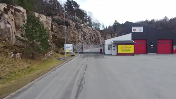 Closed Gate Healthcare Lindesnes Norway Approaching Heavily Guarded Security Check — Vídeo de Stock