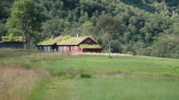 Traditional Sod Roof Houses Stand Mountain Foothills Slow Motion Pan — Stok video