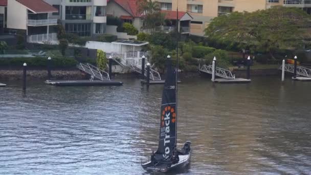 Infotrack Racing Yacht Crew Lower Main Sail Brisbane River — Stockvideo