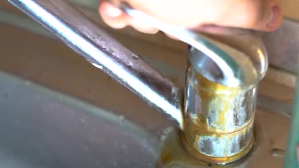 Caucasian Man Uses Old Rusty Tap Kitchen Sink — Stok video