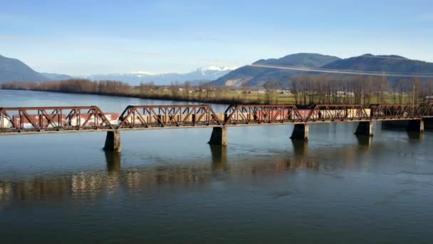 Treno Merci Che Attraversa Ponte Ferroviario Della Missione Sul Fiume — Video Stock