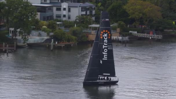 Infotrack Rennjacht Segelt Auf Dem Brisbane River Unter Vollen Segeln — Stockvideo