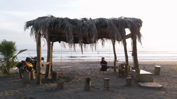 Young Blonde Woman Sitting Swing Set Right South Pacific Ocean — Vídeo de stock