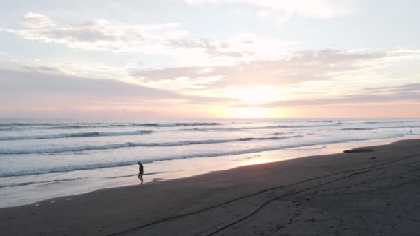 Woman Walking Playa Bandera Beautiful Vibrant Sunset Puntarenas Costa Rica — Stockvideo