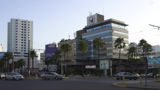 Széles Kilátás Központja Central Popular Bank Morocco Autó Forgalom Előtt — Stock videók