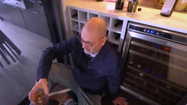 Ένας Αυτοκαταστροφικός Μεσήλικας Πίνει Αλκοόλ Ενώ Κάθεται Στο Έδαφος — Αρχείο Βίντεο