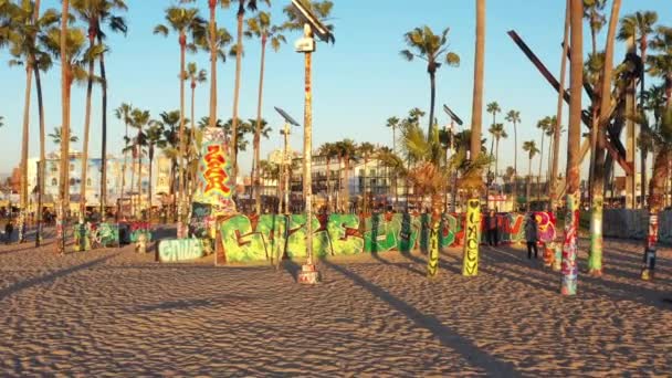 Drone Shot Venice Beach Boardwalk Sunset Showing Palm Trees Graffiti — ストック動画