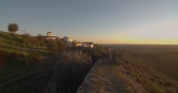 Алентежу Португалия Широкий Снимок Небольшой Деревни Холме Средневековой Крепостью — стоковое видео