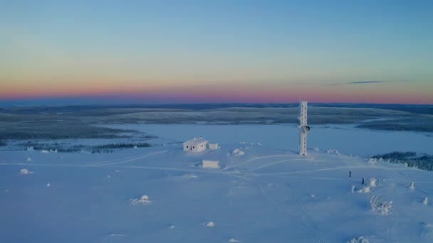 Piccola Baita Invernale Torre Trasmissione Immersa Nel Paesaggio Alpino Svedese — Video Stock