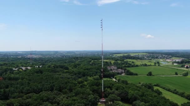 아름다운 배경에 텔레폰 타워의 포워딩돌 — 비디오