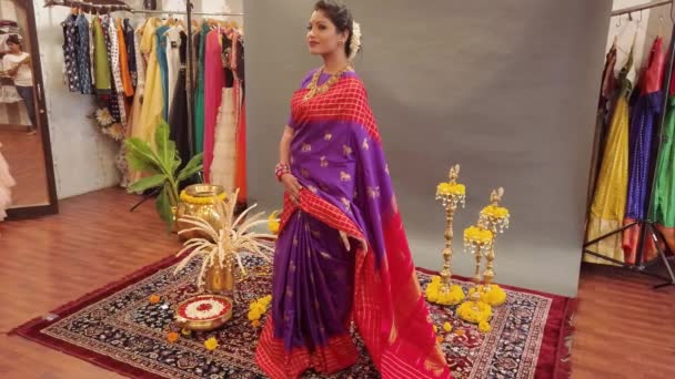 Video Women Posing Saree Photographer Indoors Studio — 비디오