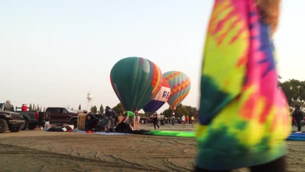 Opstijgen Met Geaarde Heteluchtballonnen Terwijl Een Bemanning Een Leeggelopen Ballon — Stockvideo